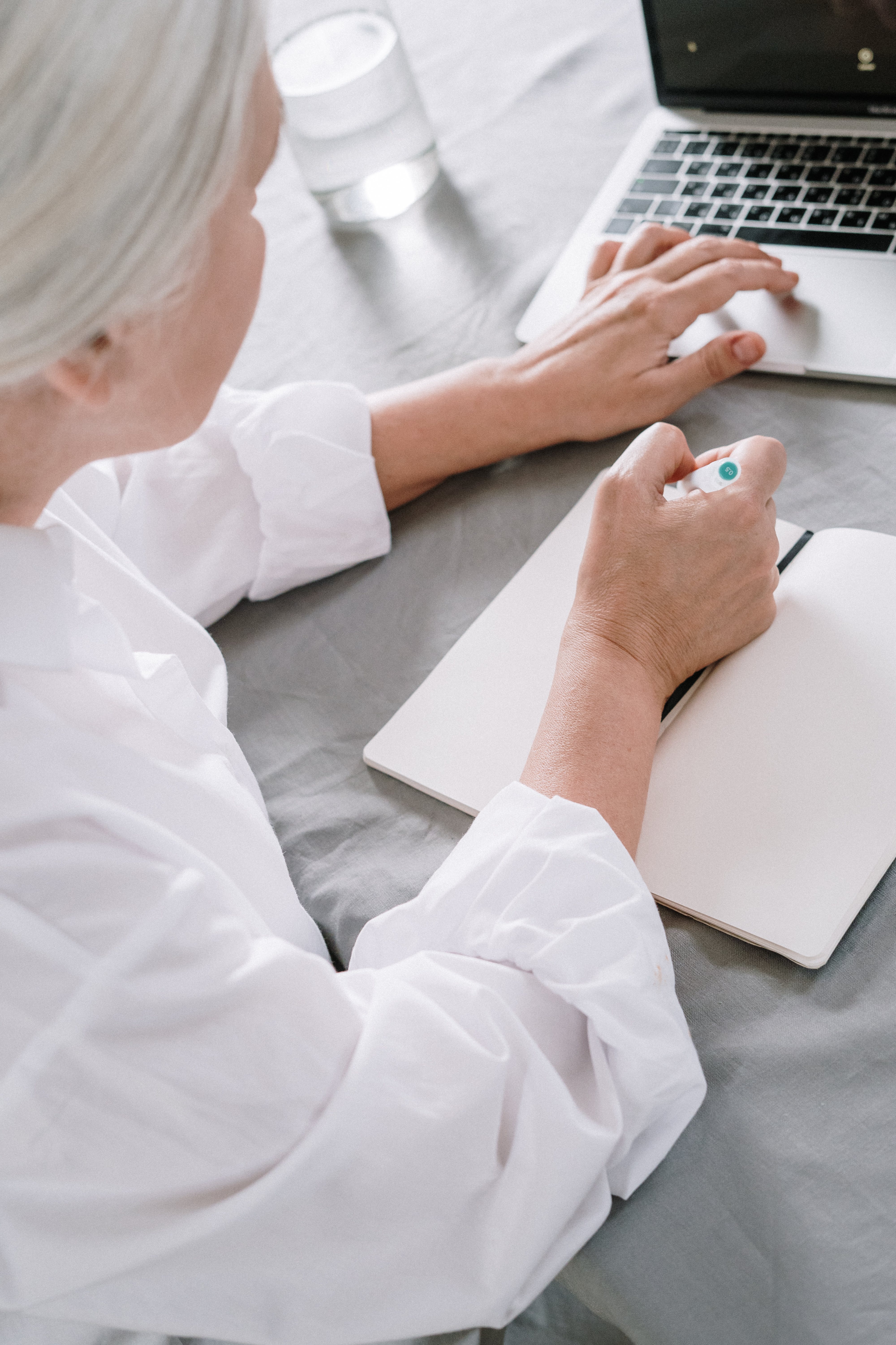 Picture of lady from behind and computer